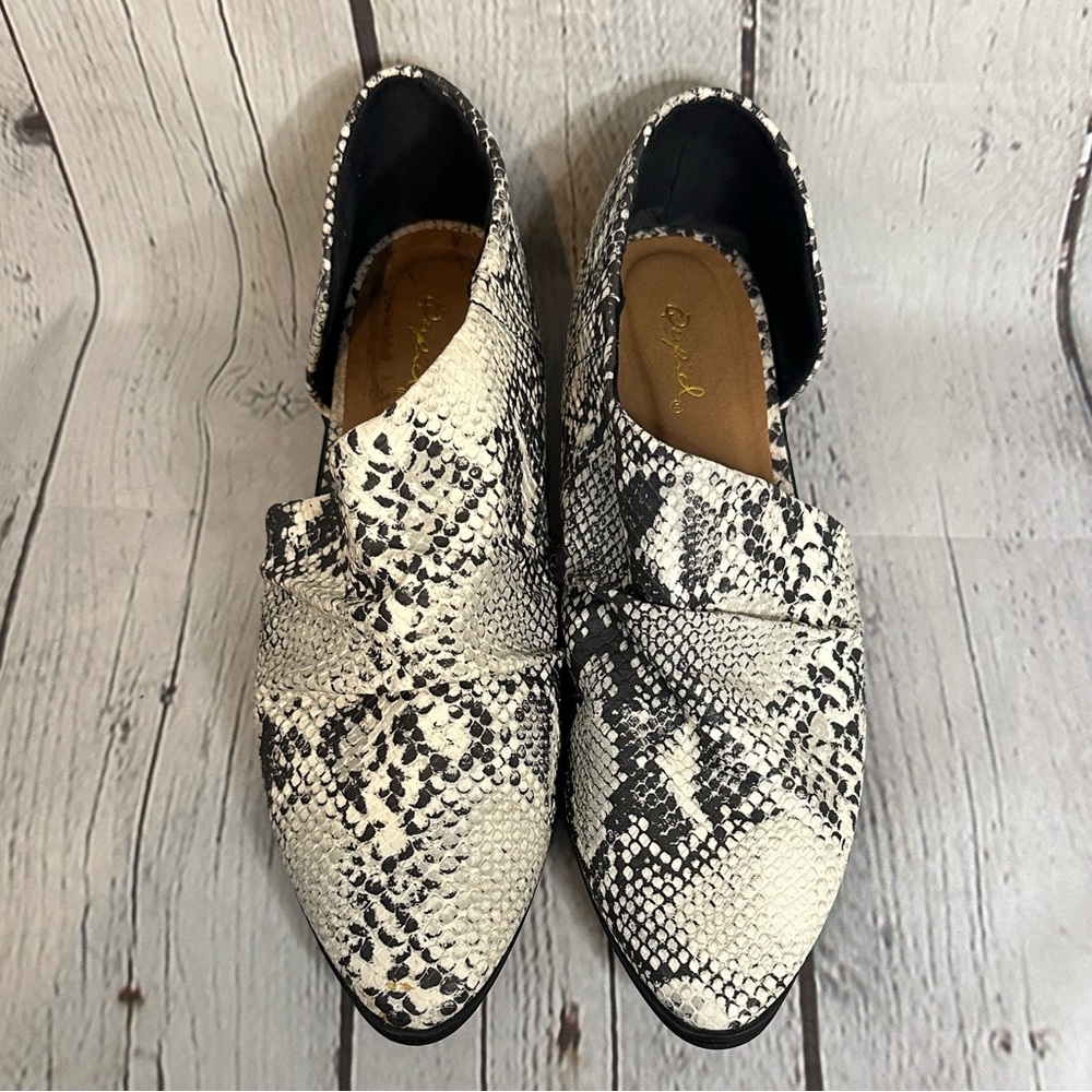 Cupid faux snakeskin flats NWOT